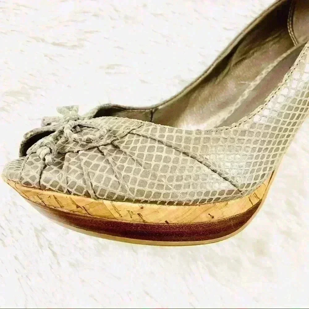 Moda Gray Snakeskin Peep Toe Gold Lined Platform Wooden Heels Size 9M‎